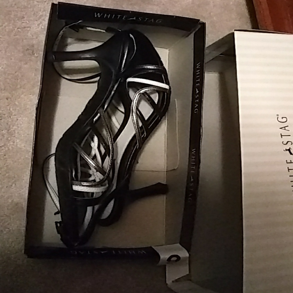 Ladies size 9 whitestag black and white heel sanda
